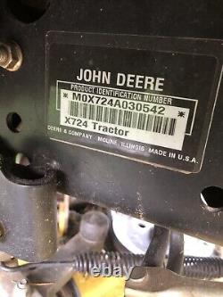 2008 John Deere X724 Tondeuse à gazon à gaz avec tracteur à quatre roues motrices, plateau de coupe de 54 pouces, relevage et direction assistée.
