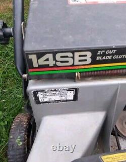 Tondeuse à gazon autopropulsée John Deere 14SB avec transmission à 5 vitesses Tuff Torq