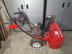 Yard Machines 26 Déneigeuse à gaz autoportée avec démarrage électrique à bouton-poussoir