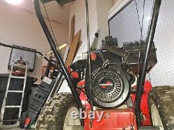 Yard Machines 26 Déneigeuse à gaz autoportée avec démarrage électrique à bouton-poussoir